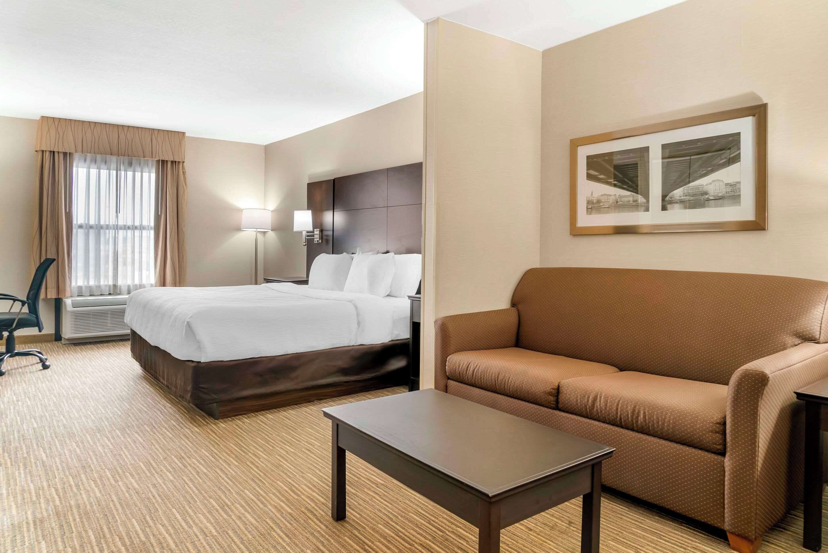 Suite, 1 Tempat Tidur King dengan tempat tidur Sofa, Bebas Asap Rokok | Meja kerja, ruang kerja ramah laptop, dan tirai kedap cahaya