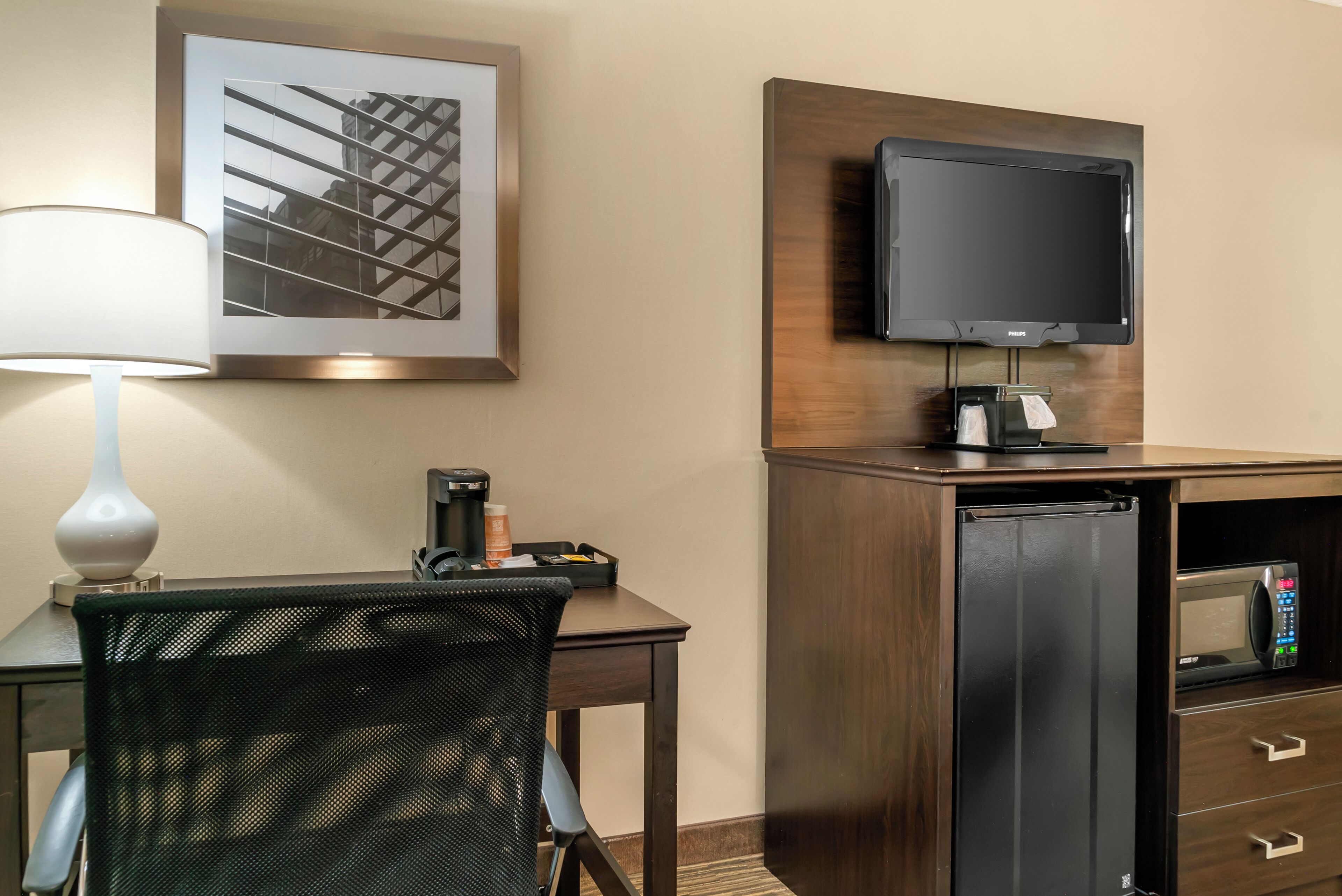 Standard Room, 1 King Bed, Non Smoking | Desk, laptop workspace, blackout drapes, iron/ironing board