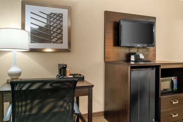 Habitación estándar, 1 cama de matrimonio grande, no fumadores | Escritorio, espacio para trabajar con un portátil, cortinas opacas