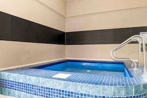 Piscine couverte, accès possible de 09 h 00 à 23 h 00, chaises longues