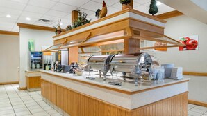Un mostrador de buffet amb expositor d'acer inoxidable, panells de fusta i terra de rajola.