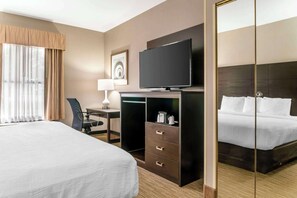 Suite, 1 cama de matrimonio grande con sofá cama, accesible para personas con discapacidad | 1 dormitorio, escritorio, espacio para trabajar con un portátil