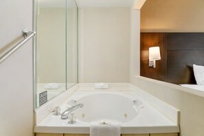 Habitación, 1 cama de matrimonio grande, no fumadores, bañera de hidromasaje (Upgrade) | Escritorio, espacio para trabajar con un portátil, cortinas opacas