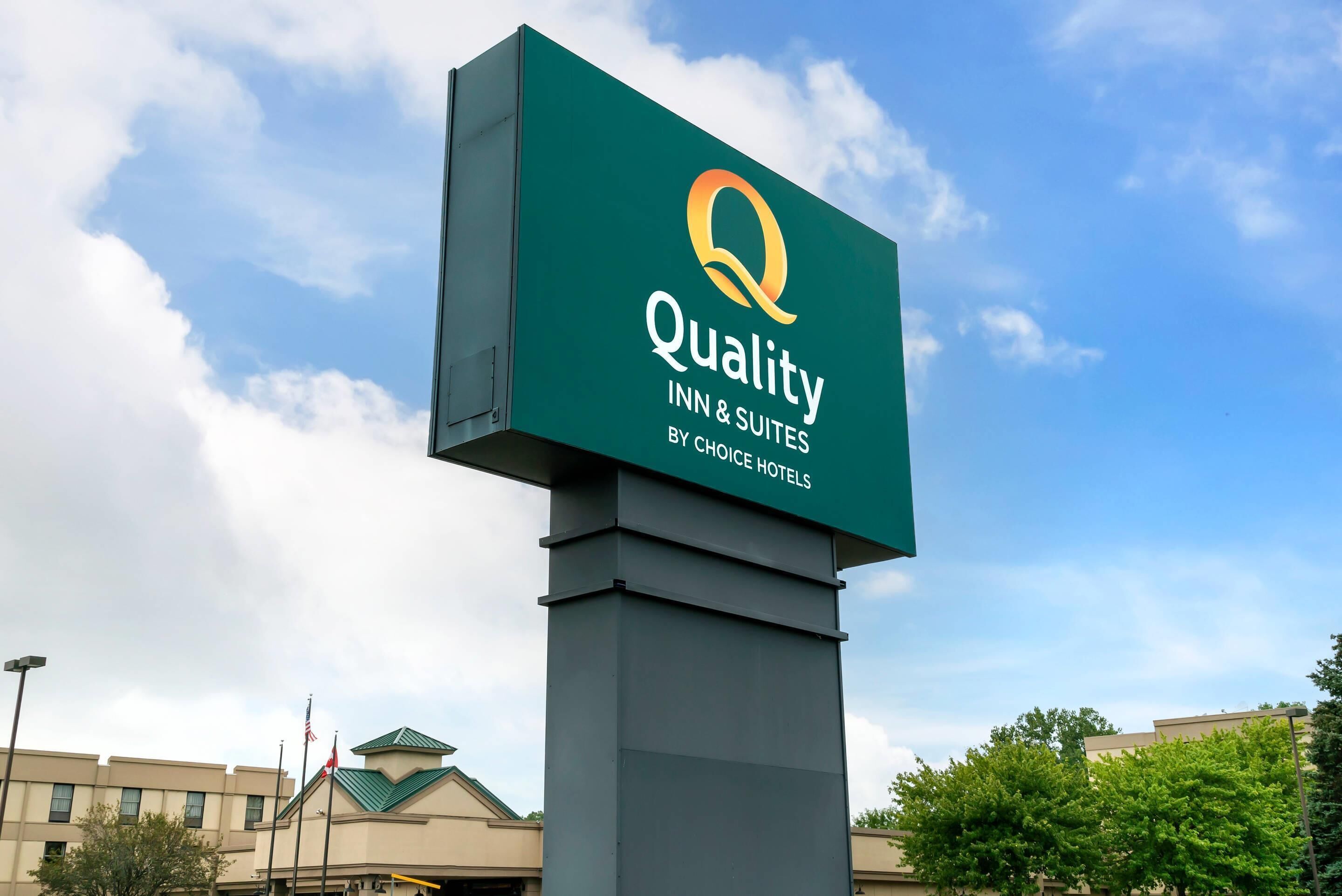 A sign for Quality Inn & Suites by Choice Hotels.