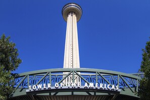 The Tower of the Americas with a clear blue sky. - Marriott San Antonio Riverwalk (San Antonio)