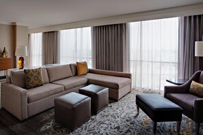 Room, 1 King Bed | Living room