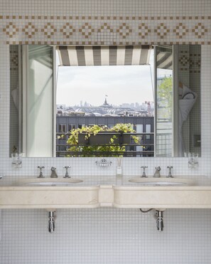 Designer toiletries, hair dryer, bathrobes, slippers - Hotel Lancaster (Paris)