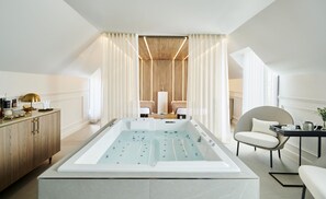 Salas de tratamiento para parejas, un sauna, una bañera de hidromasaje
