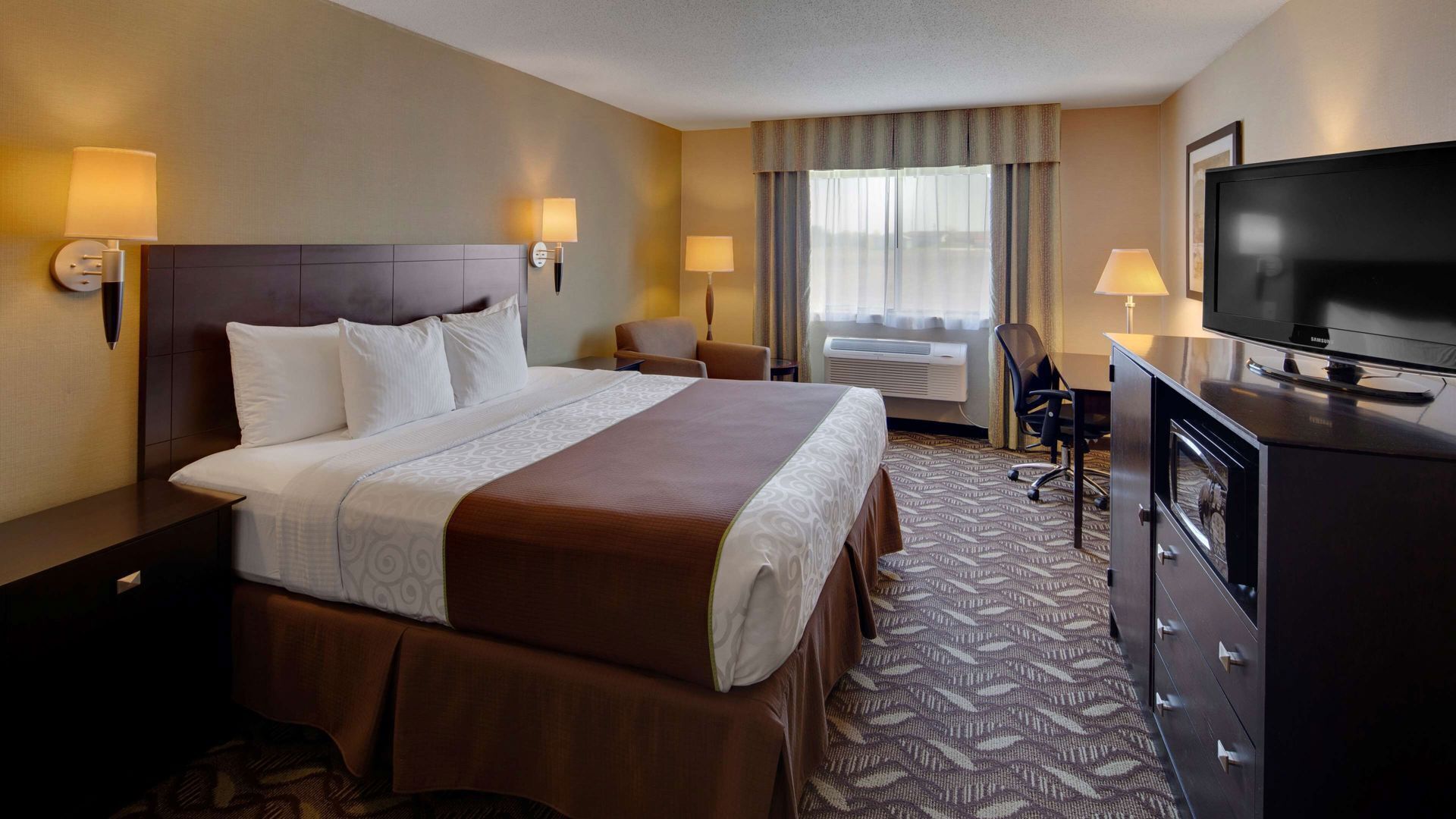 Bàn, bàn ủi/dụng cụ ủi quần áo, nôi (giường cho trẻ sơ sinh) miễn phí 