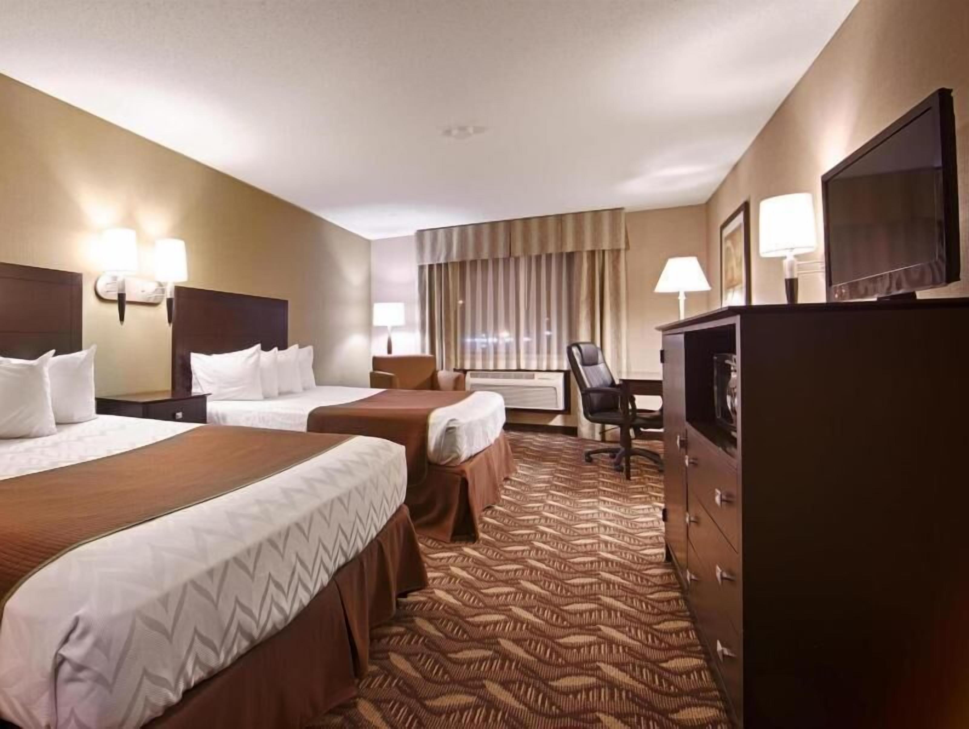 Bàn, bàn ủi/dụng cụ ủi quần áo, nôi (giường cho trẻ sơ sinh) miễn phí 