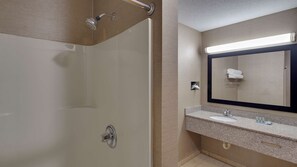 Chambre Standard, 1 très grand lit, accessible aux personnes à mobilité réduite, baignoire | Salle de bain | Articles de toilette de luxe, sèche-cheveux, serviettes fournies, savon