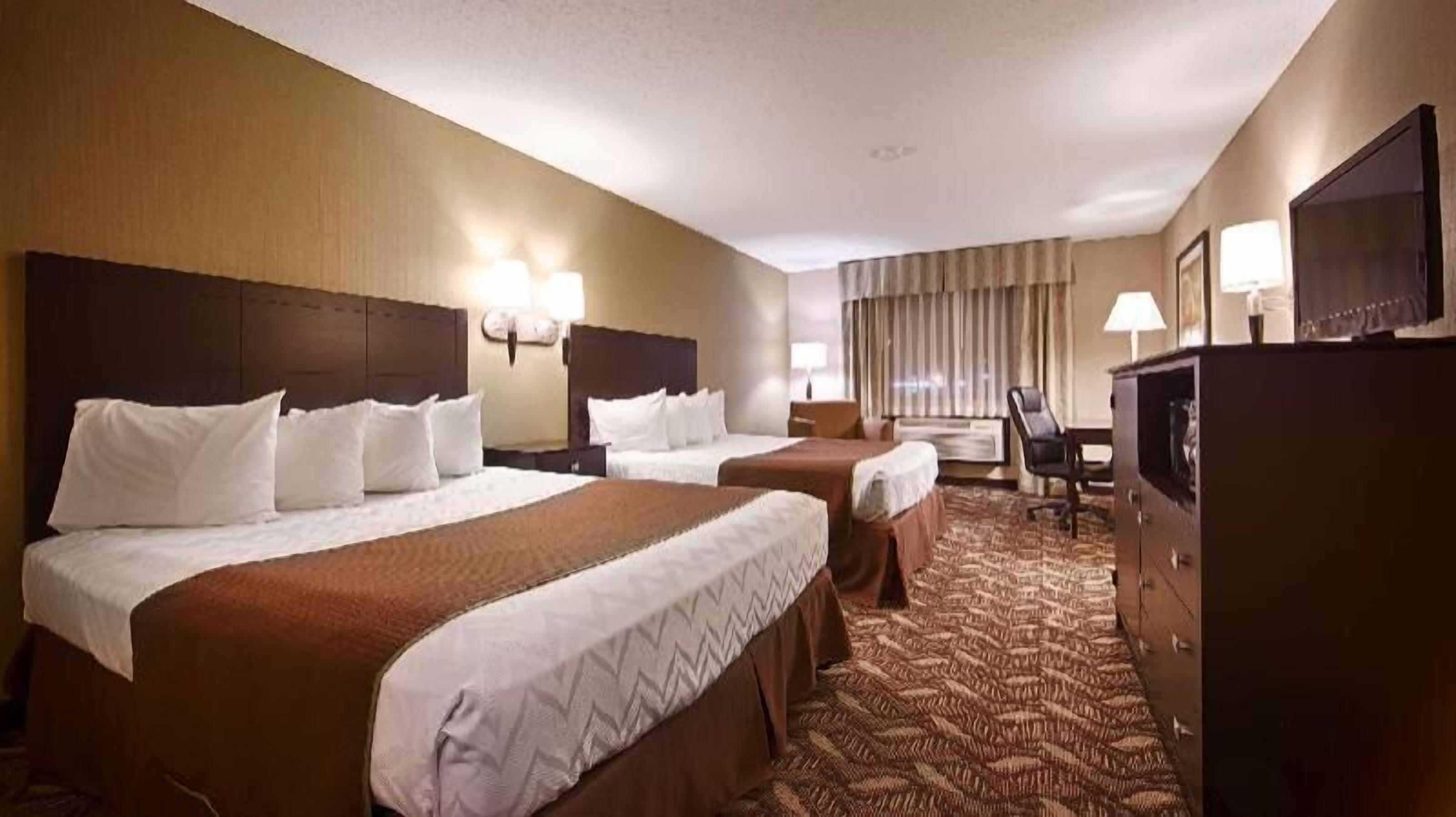 Bàn, bàn ủi/dụng cụ ủi quần áo, nôi (giường cho trẻ sơ sinh) miễn phí 