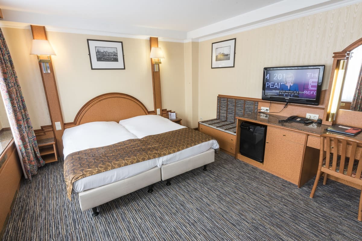 Family Room | 1 bedroom, hypo-allergenic bedding, desk, laptop workspace