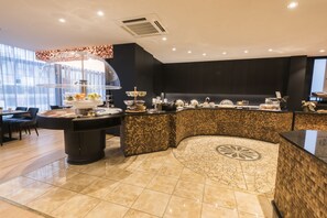 Desayuno buffet todos los días (EUR 20 por persona) 