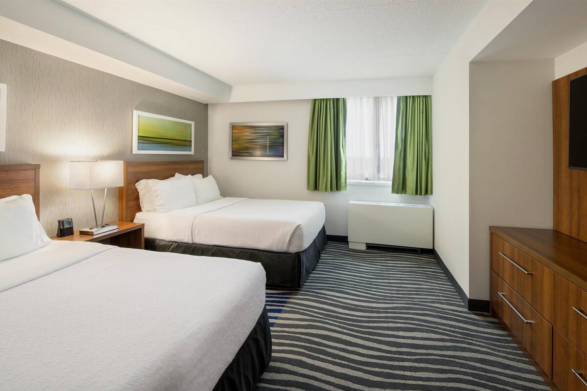 Phòng Suite, 2 giường cỡ queen, không hút thuốc (Walk-in Shower;with Sofabed) | Bộ đồ giường kháng dị ứng, bàn, khu vực làm việc phù hợp cho laptop 