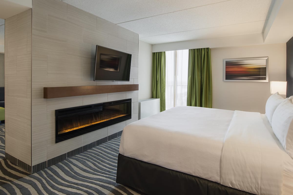 Suite, 1 kingsize bed, niet-roken, keuken (Living Room;with Sofabed) | 1 slaapkamer, hypoallergeen beddengoed, een bureau, een laptopwerkplek