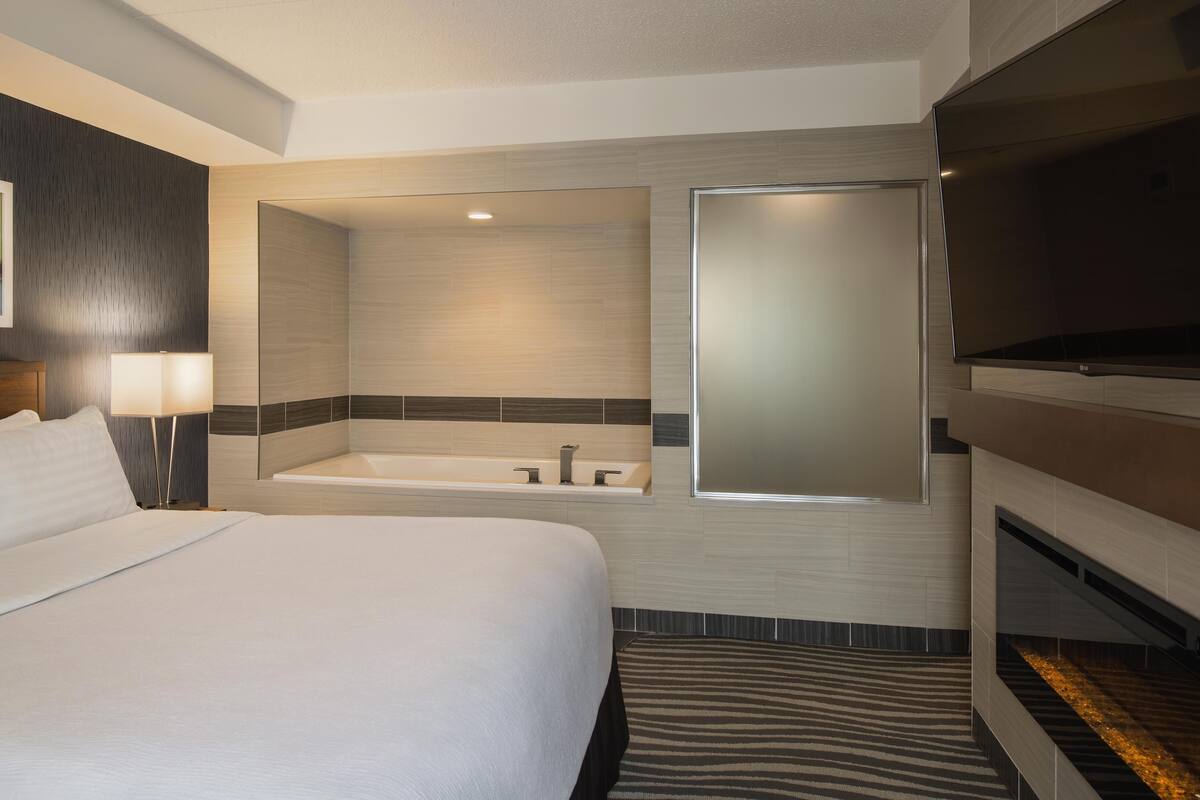 Phòng Suite, 1 giường cỡ king, không hút thuốc, bồn tắm thủy lực (Living Room;with Sofabed) | Bộ đồ giường kháng dị ứng, bàn, khu vực làm việc phù hợp cho laptop 