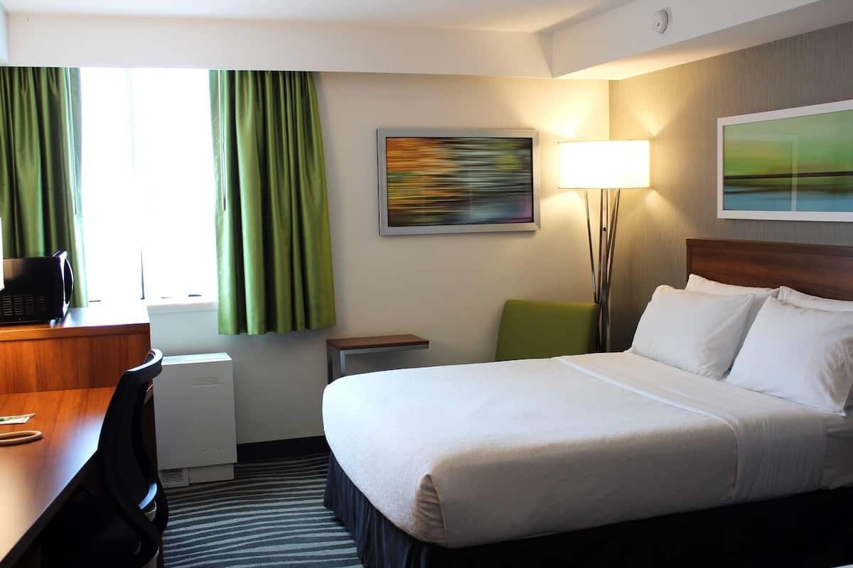 1 bedroom, hypo-allergenic bedding, desk, laptop workspace