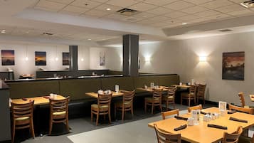 每日供應即叫即煮早餐 (費用另計)