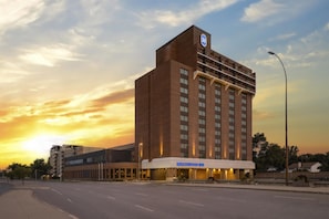 Un hotel de varios pisos con un letrero llamativo que dice 'Birchwood Inn'.