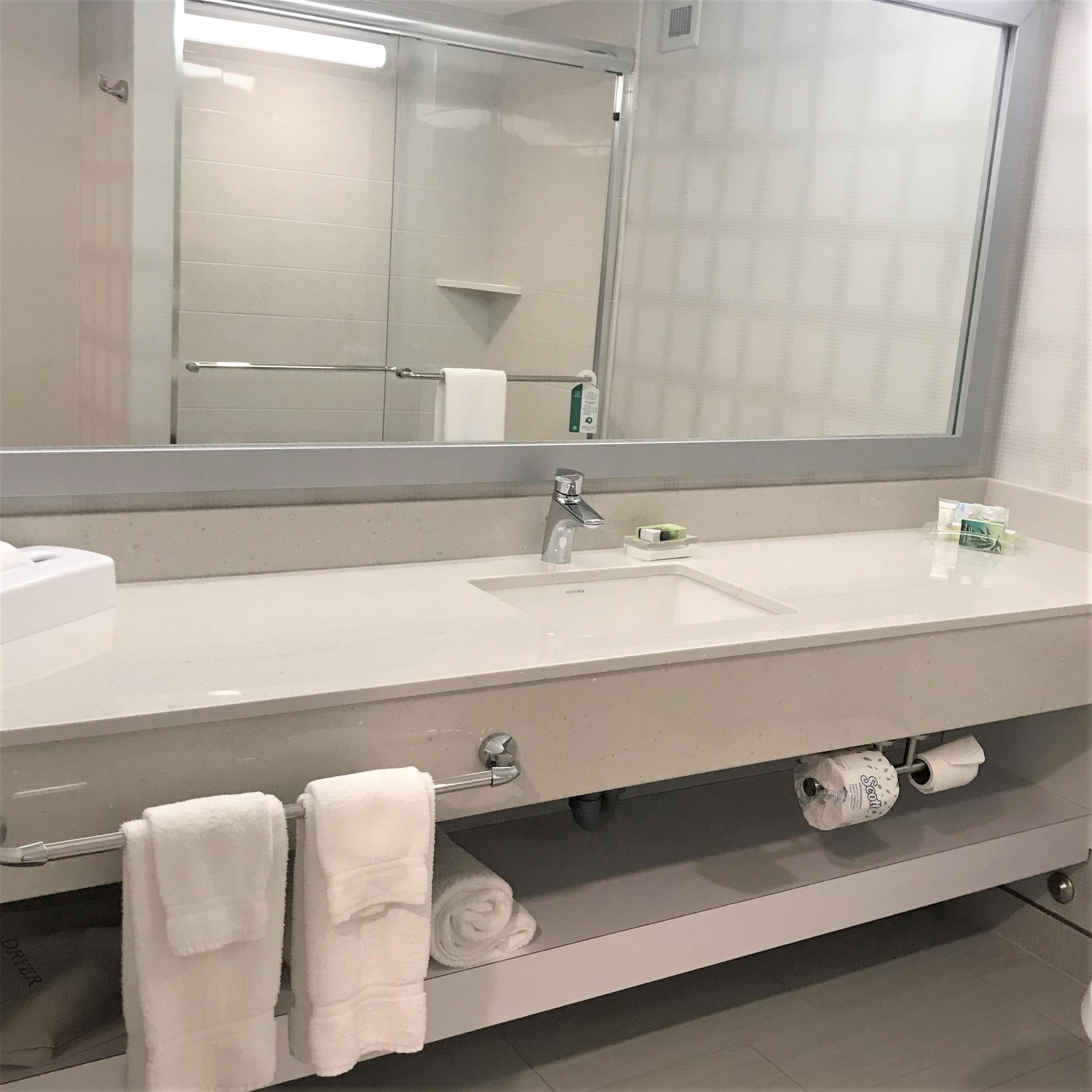 1 bedroom, hypo-allergenic bedding, desk, laptop workspace