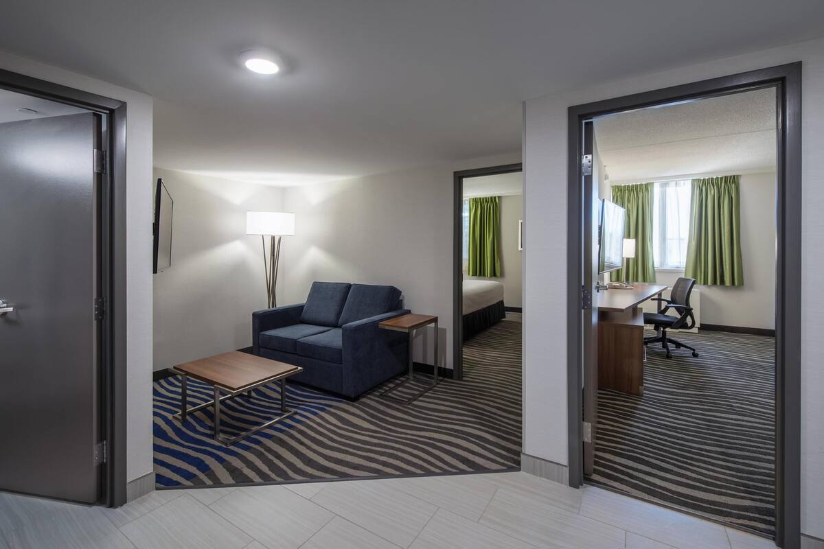 suite, multiple beds, non smoking (living room;walk-in shower) | 1 bedroom, hypo-allergenic bedding, desk, laptop workspace