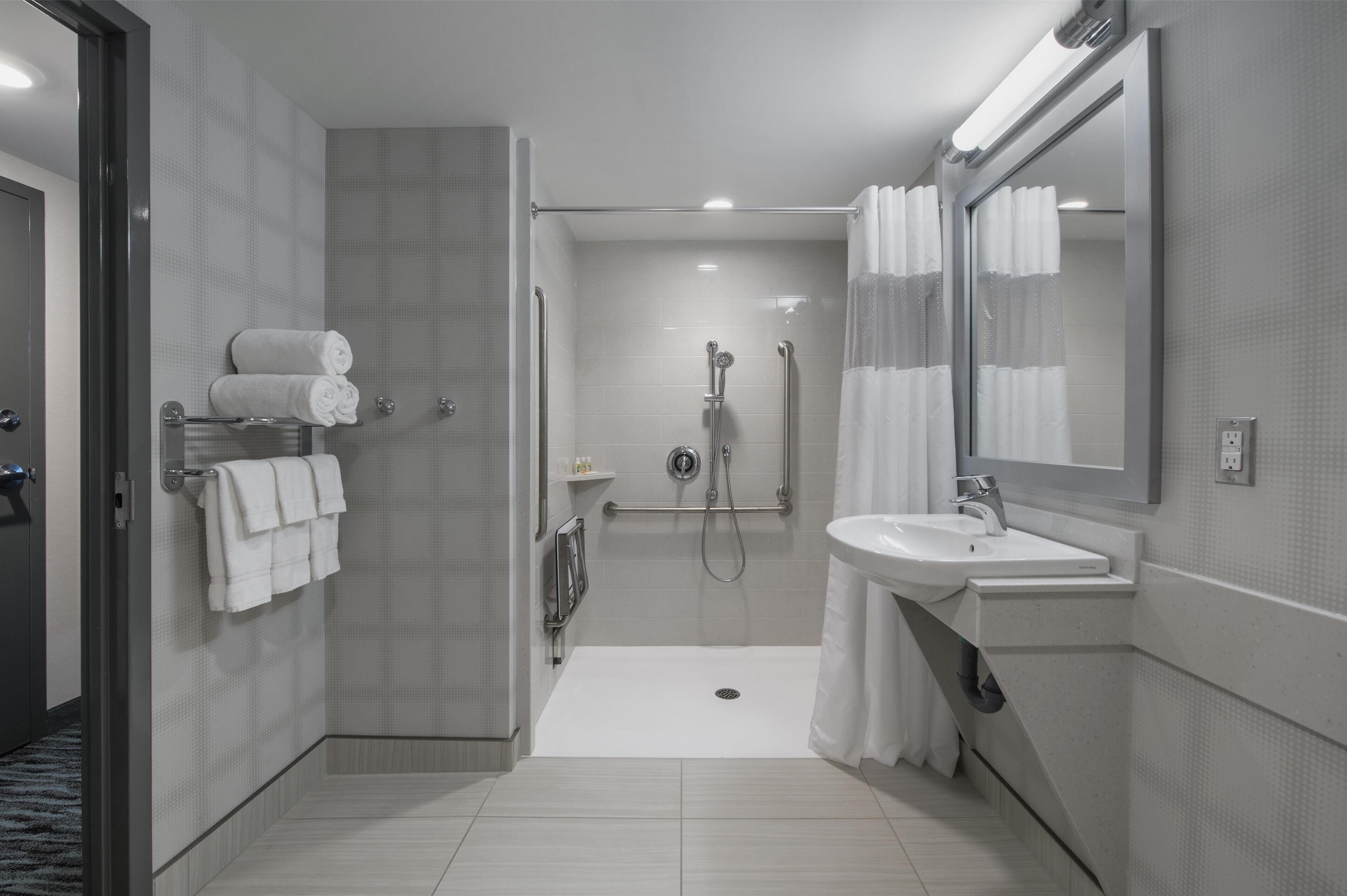 standard room, 1 queen bed, accessible, non smoking (with sofabed) | bathroom | hair dryer, towels, soap, shampoo