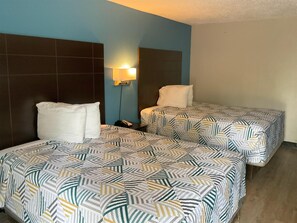 Escritorio, tabla de planchar con plancha, wifi gratis y ropa de cama 