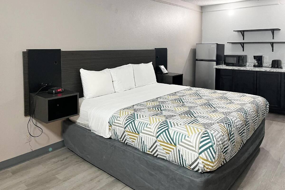 Desk, iron/ironing board, free WiFi, bed sheets