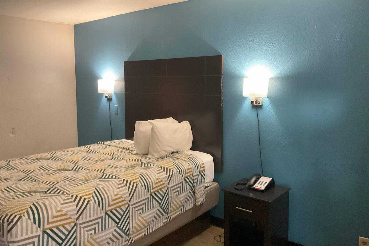 Skrivebord, strykejern/-brett, wi-fi (inkludert) og sengetøy