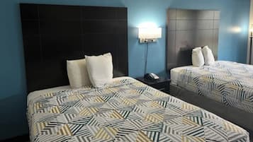 Escritorio, tabla de planchar con plancha, wifi gratis y ropa de cama