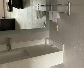 Deep soaking tub, free toiletries, hair dryer, towels - Motel 6 Baton Rouge, LA - East - I-12 (Baton Rouge)