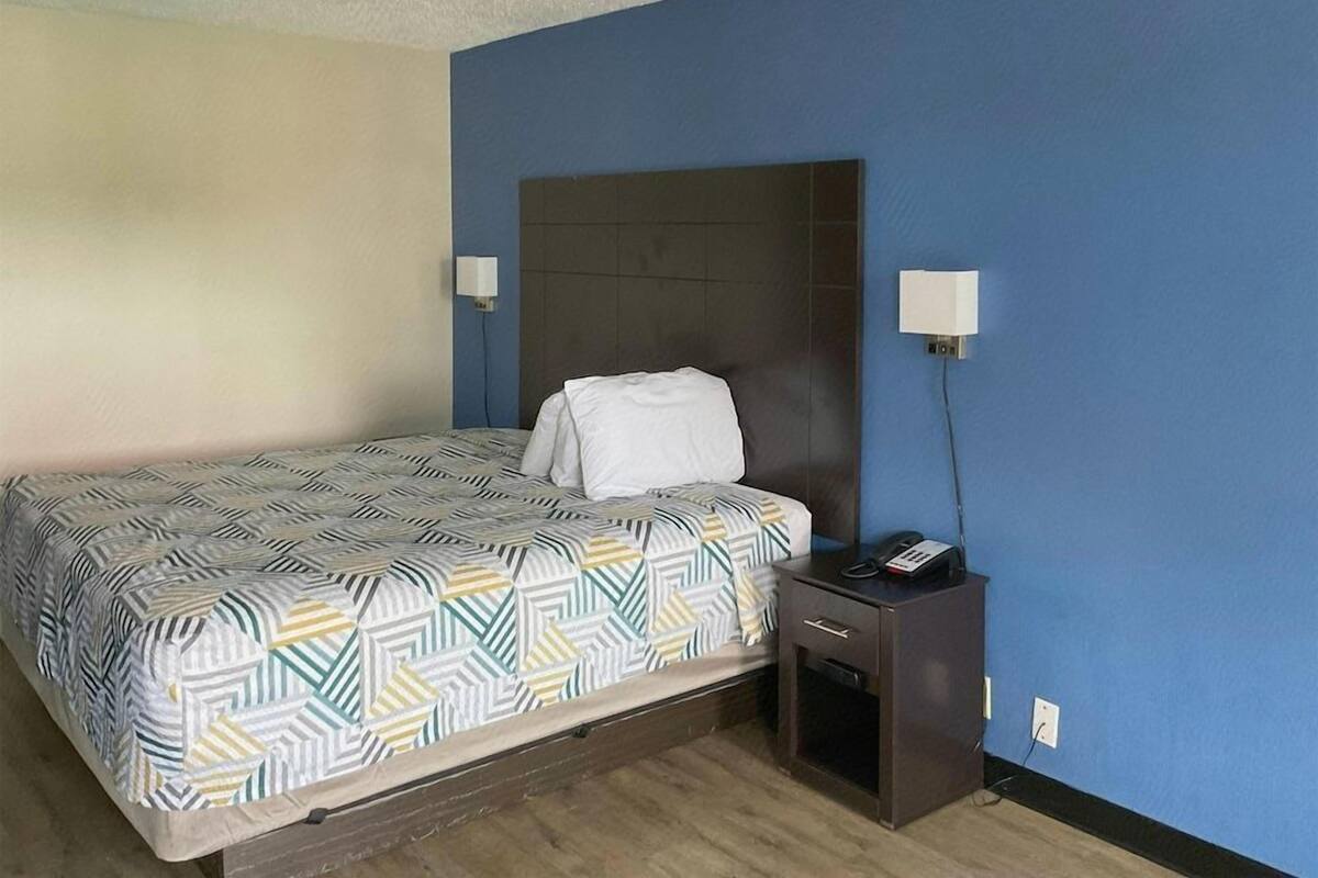 Desk, iron/ironing board, free WiFi, bed sheets