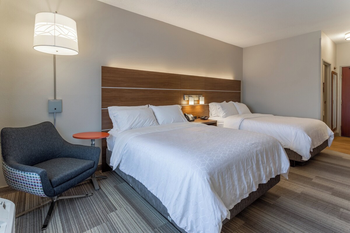 Chambre Standard, 2 grands lits | Coffres-forts dans les chambres, bureau, rideaux occultants