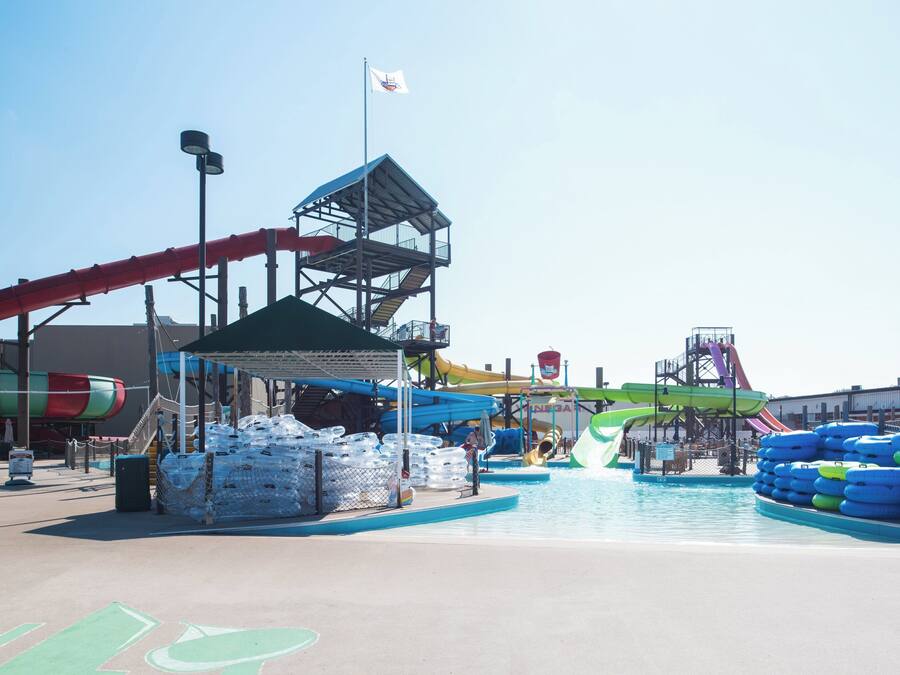 Un parco acquatico con diverse scivoli e una zona piscina.