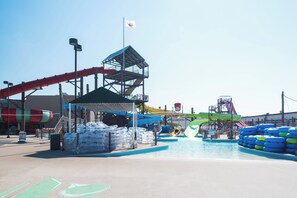 Un parque acuático con varias toboganes y una zona de piscina.