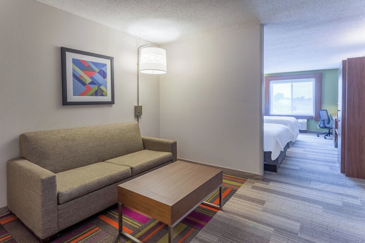 Suite, 1 chambre | Coffres-forts dans les chambres, bureau, rideaux occultants