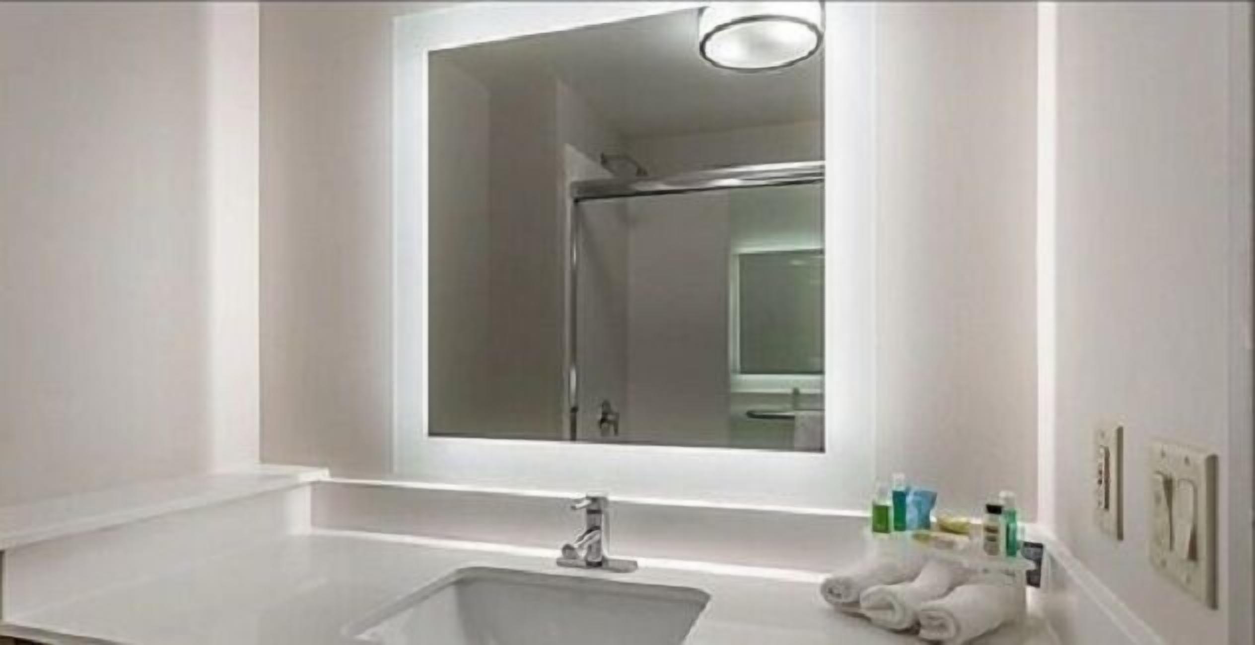 combined shower/bathtub, rainfall showerhead, free toiletries