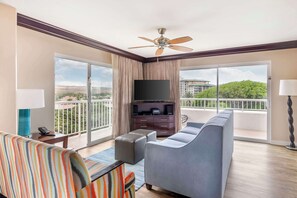 Habitación Premier, 2 habitaciones, balcón (1 King 2 Twins Suite Stovetop Balcony) | Área de sala de estar | Televisión de pantalla plana, reproductor de DVD y películas con cargo 