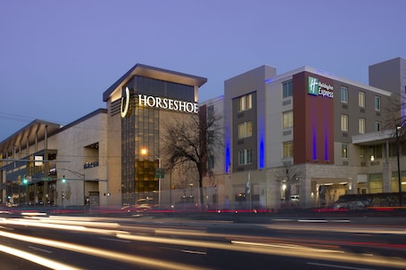 住宿正面 - 傍晚/夜晚