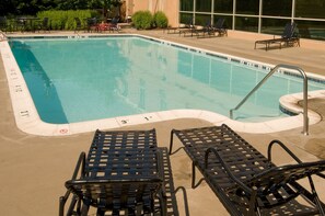 Una piscina al aire libre de temporada