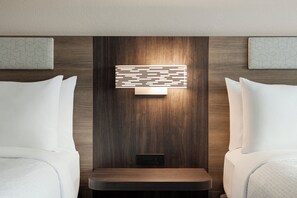 Standard Room | In-room safe, desk, blackout drapes, iron/ironing board - Holiday Inn Express Baltimore at the Stadiums by IHG (Baltimore)