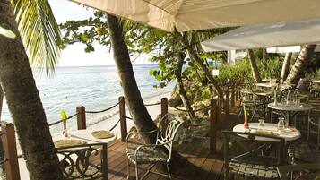 Breakfast, lunch, dinner served; Italian cuisine