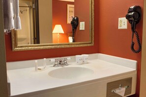 Ensemble douche/baignoire, articles de toilette gratuits, sèche-cheveux