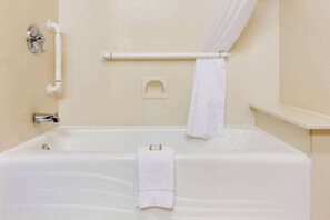 Ensemble douche/baignoire, articles de toilette gratuits, sĂšche-cheveux