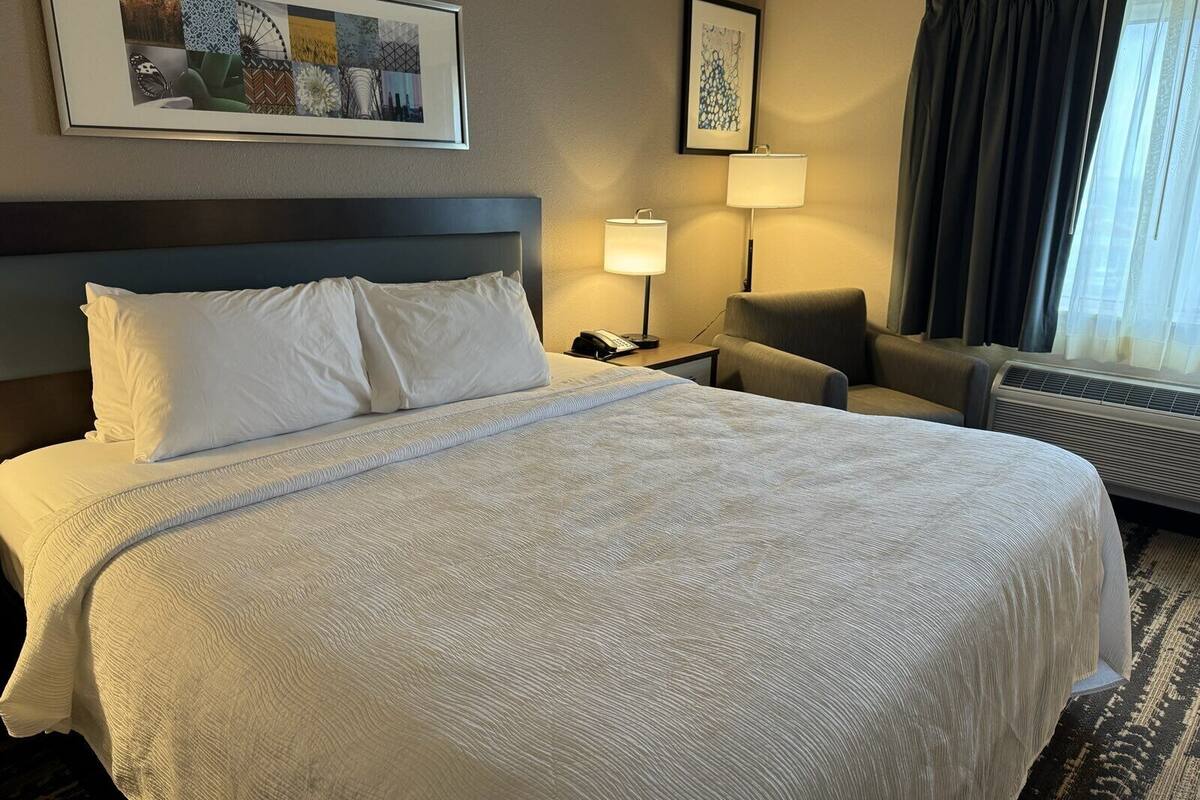 Zimmer, 1 King-Bett, Nichtraucher | Hochwertige Bettwaren, Zimmersafe, Schreibtisch, Bügeleisen/Bügelbrett