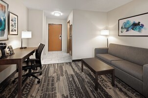 Ropa de cama de alta calidad y caja de seguridad en la habitación 