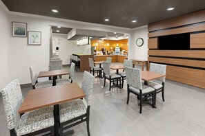 Free daily continental breakfast - Wingate by Wyndham Marion (Marion)
