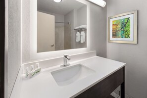 Room, 1 Queen Bed, Non Smoking | Bathroom | Free toiletries, hair dryer, towels