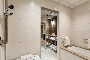 Bañera con ducha, artículos de tocador gratuitos, secador de pelo